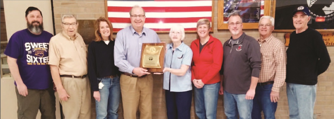 Picture of the Harlan Veterans Memorial Auditorium receiving the 2016 Warren Coleman Honorary Award from the Harlan Lions Club.
